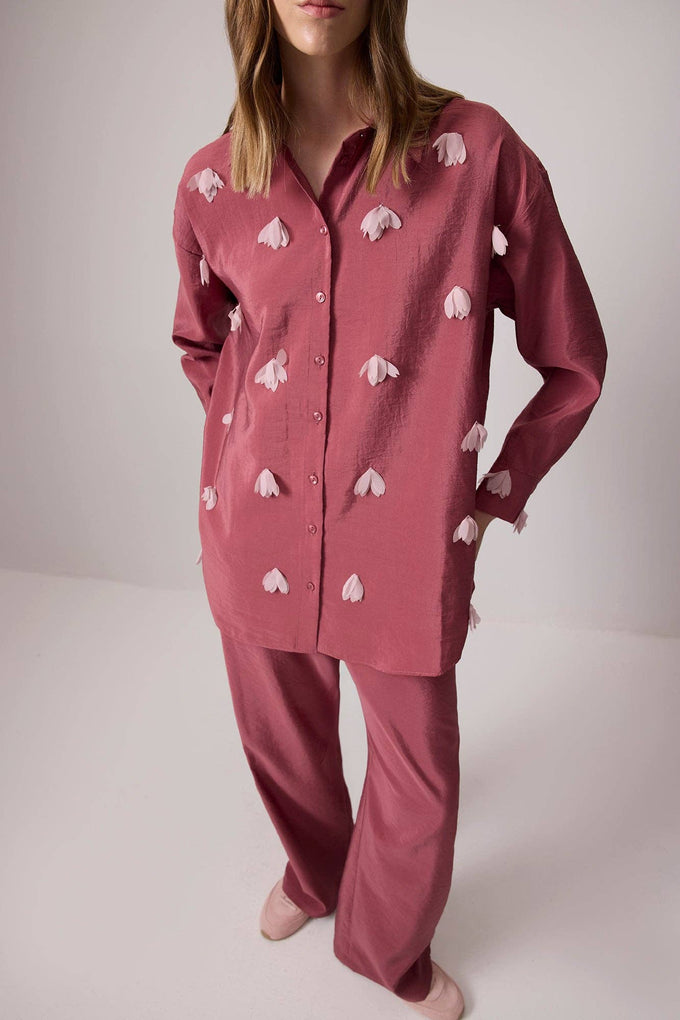 Camicia oversize rosa con applicazioni floreali 3D