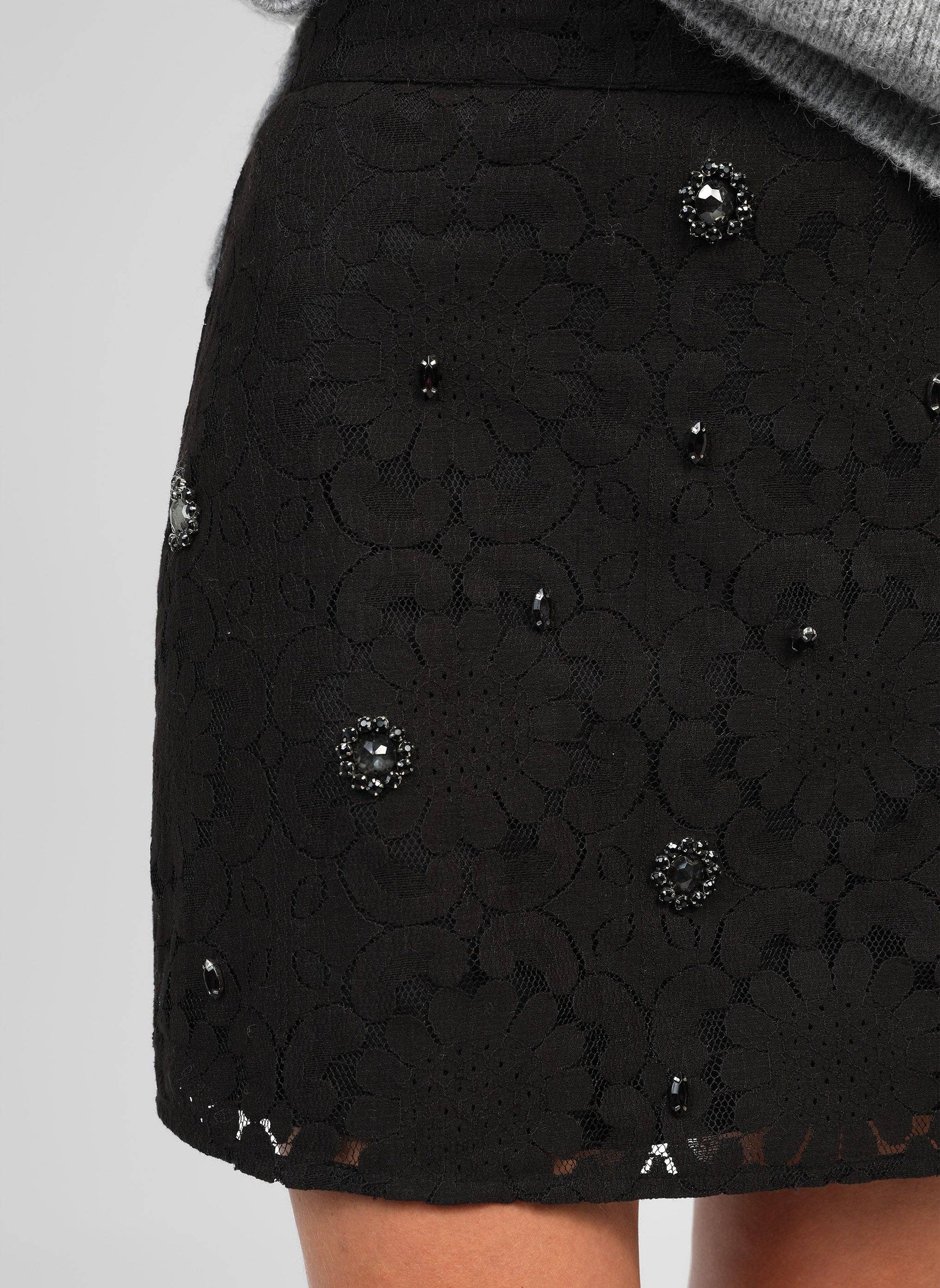 Gonna mini Romie in pizzo nero con ricami gioiello