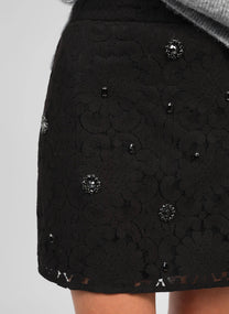 Gonna mini Romie in pizzo nero con ricami gioiello
