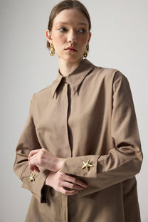 Camicia in popeline con polsini ampi