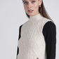 Gilet in maglia a trecce con collo alto