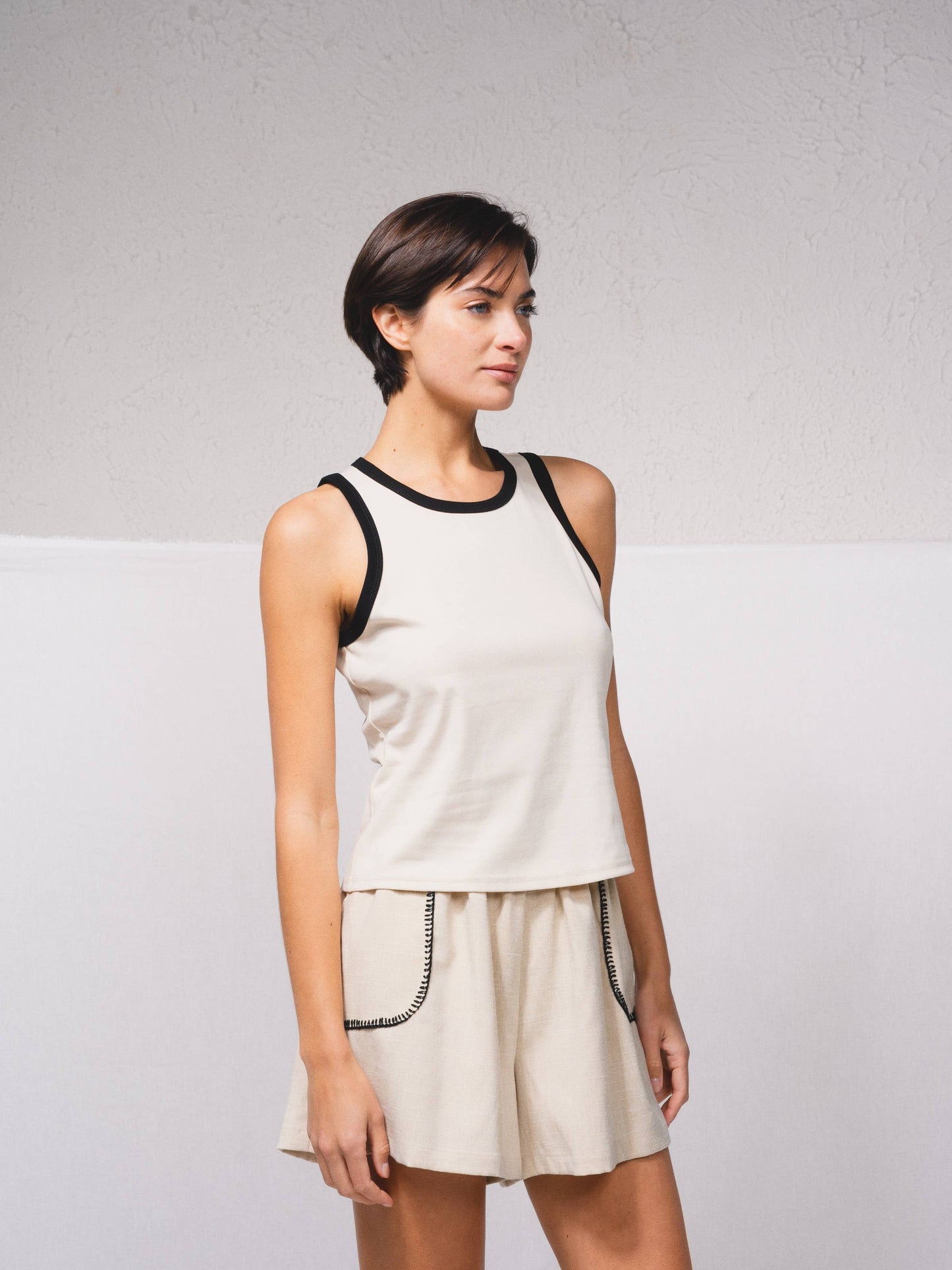 Top basic con bordi a contrasto