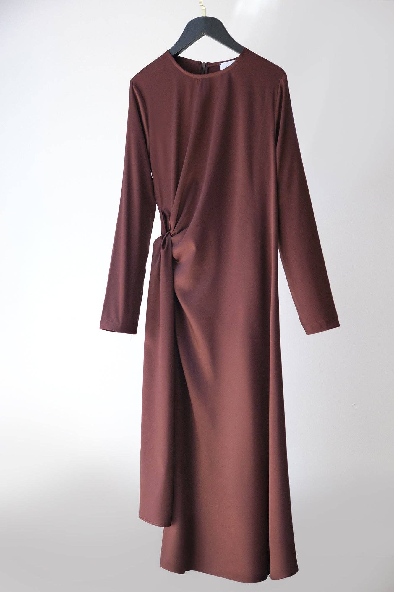 Abito midi in raso con nodo laterale