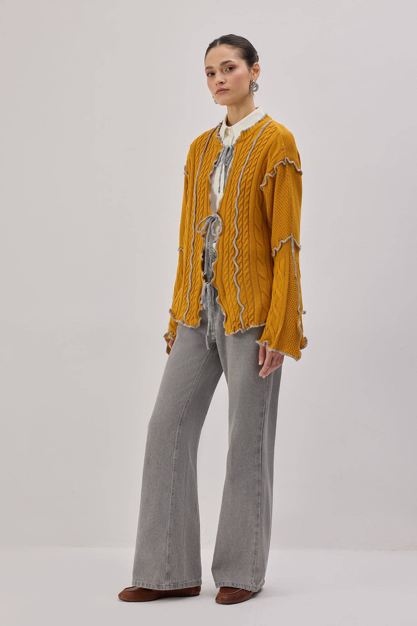 Cardigan in maglia senape con cintura a contrasto