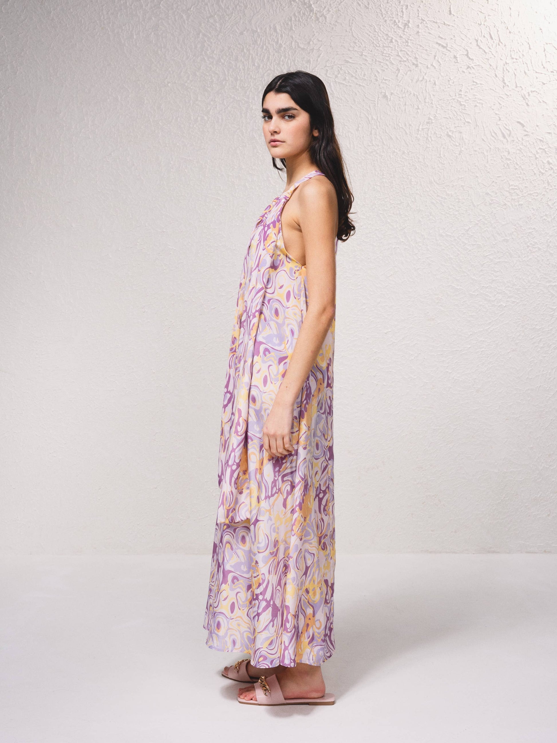 Vestito lungo fluido con scollo a V e stampa astratta