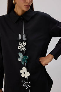 Camicia in popeline nera con applicazioni floreali