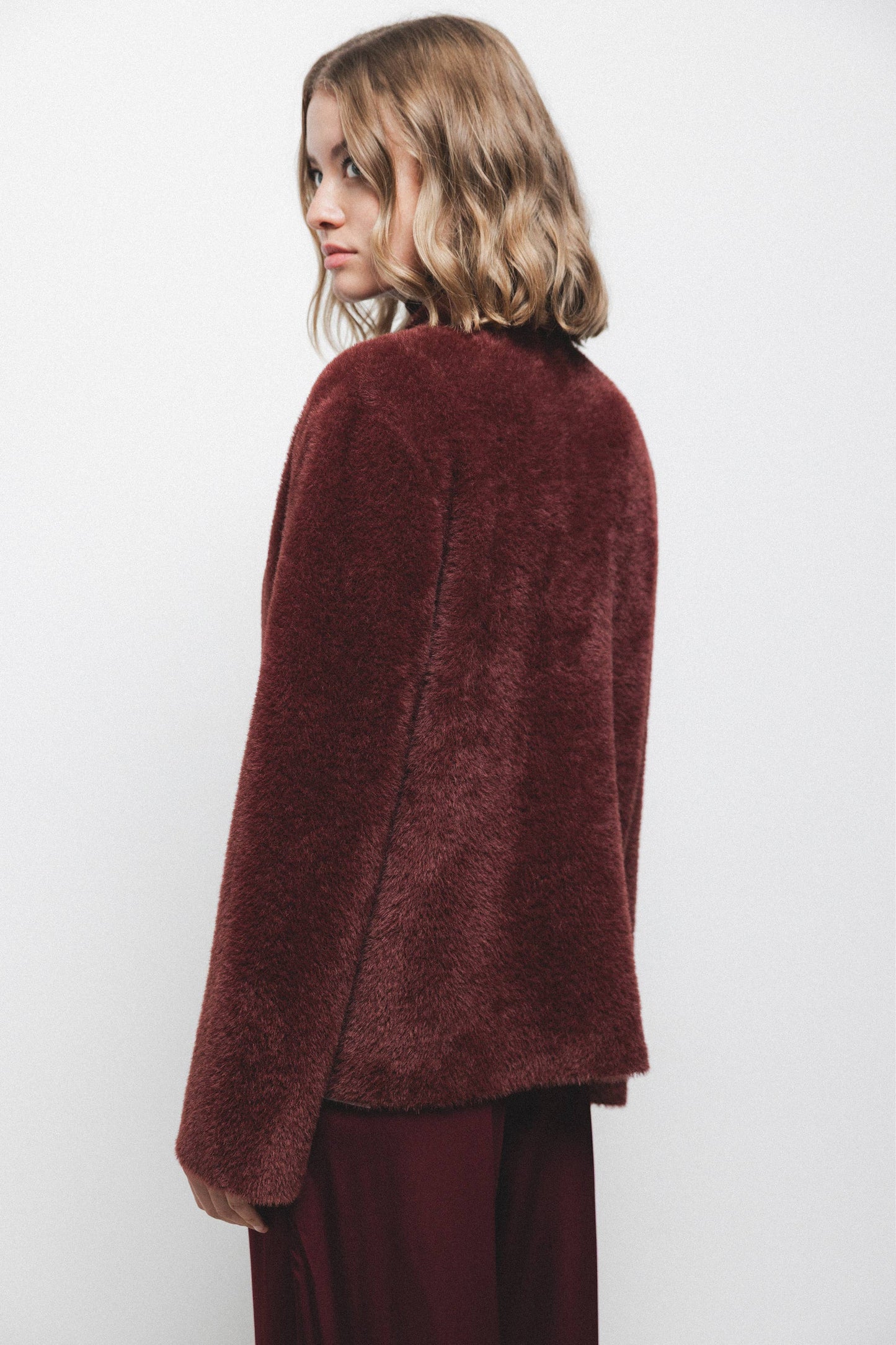 Cappotto corto in pelliccia sintetica bordeaux