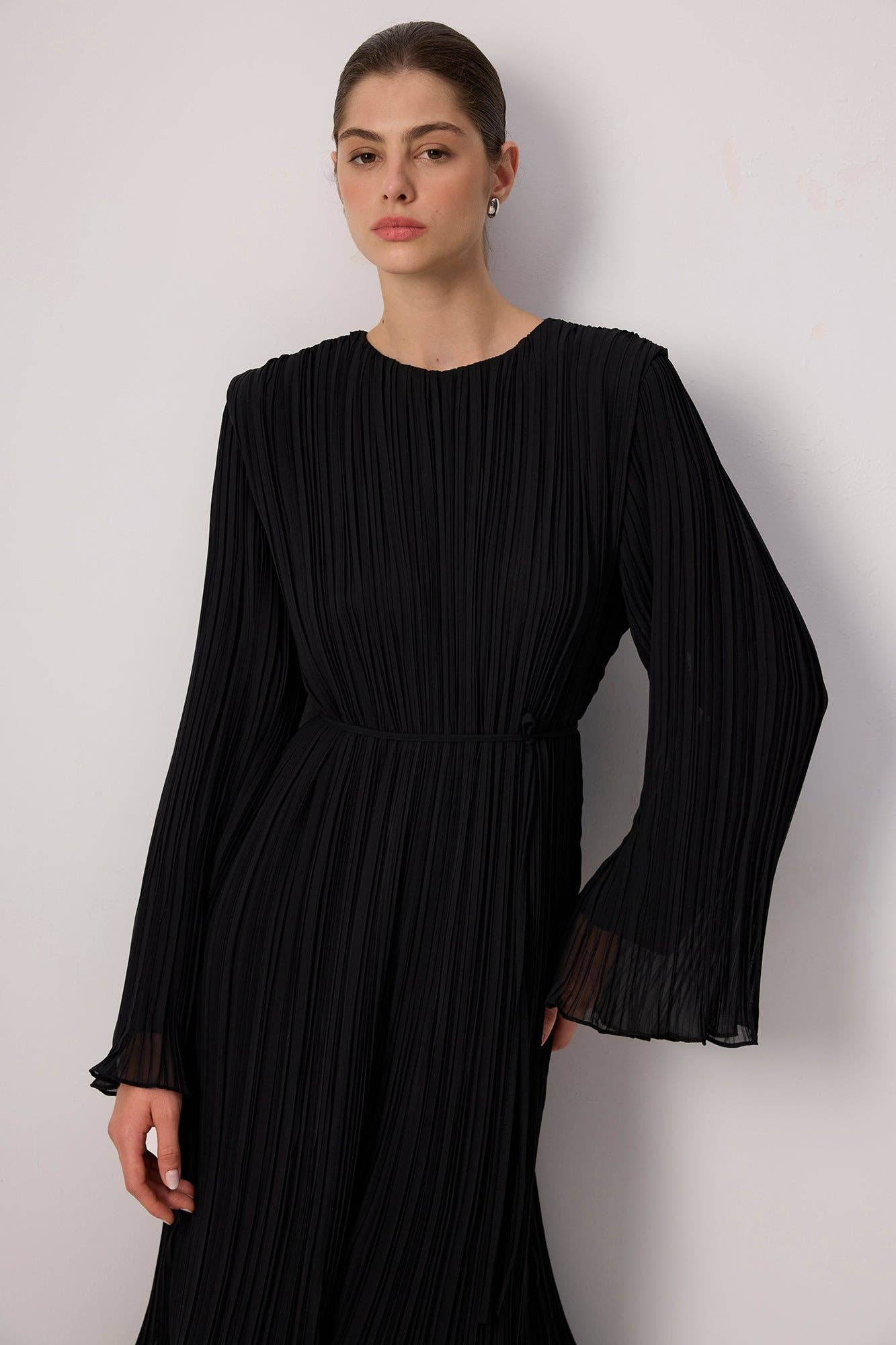 Abito lungo elegante in chiffon plissettato con maniche fluide