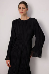 Abito lungo elegante in chiffon plissettato con maniche fluide
