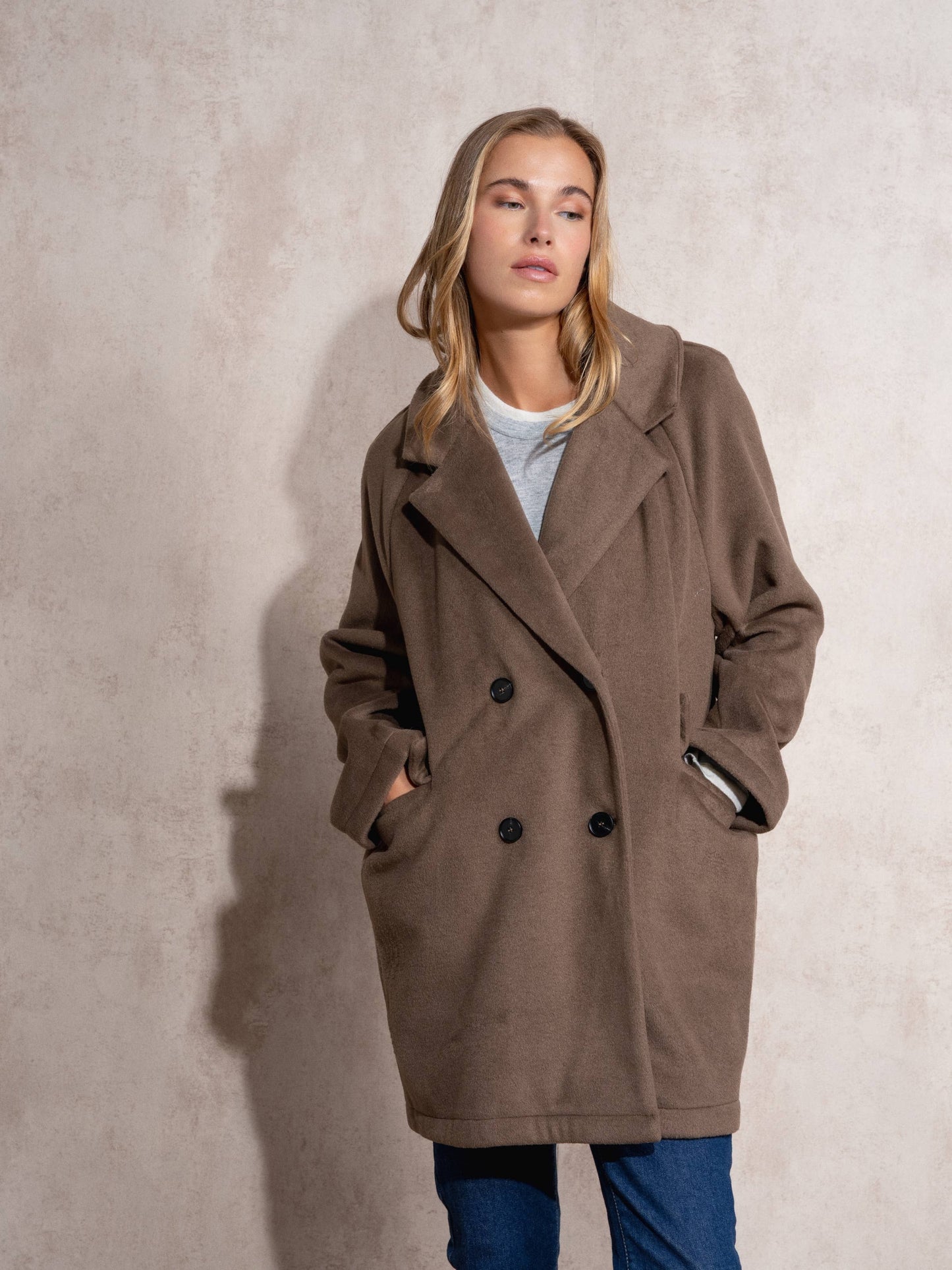 Cappotto midi doppiopetto con revers ampio