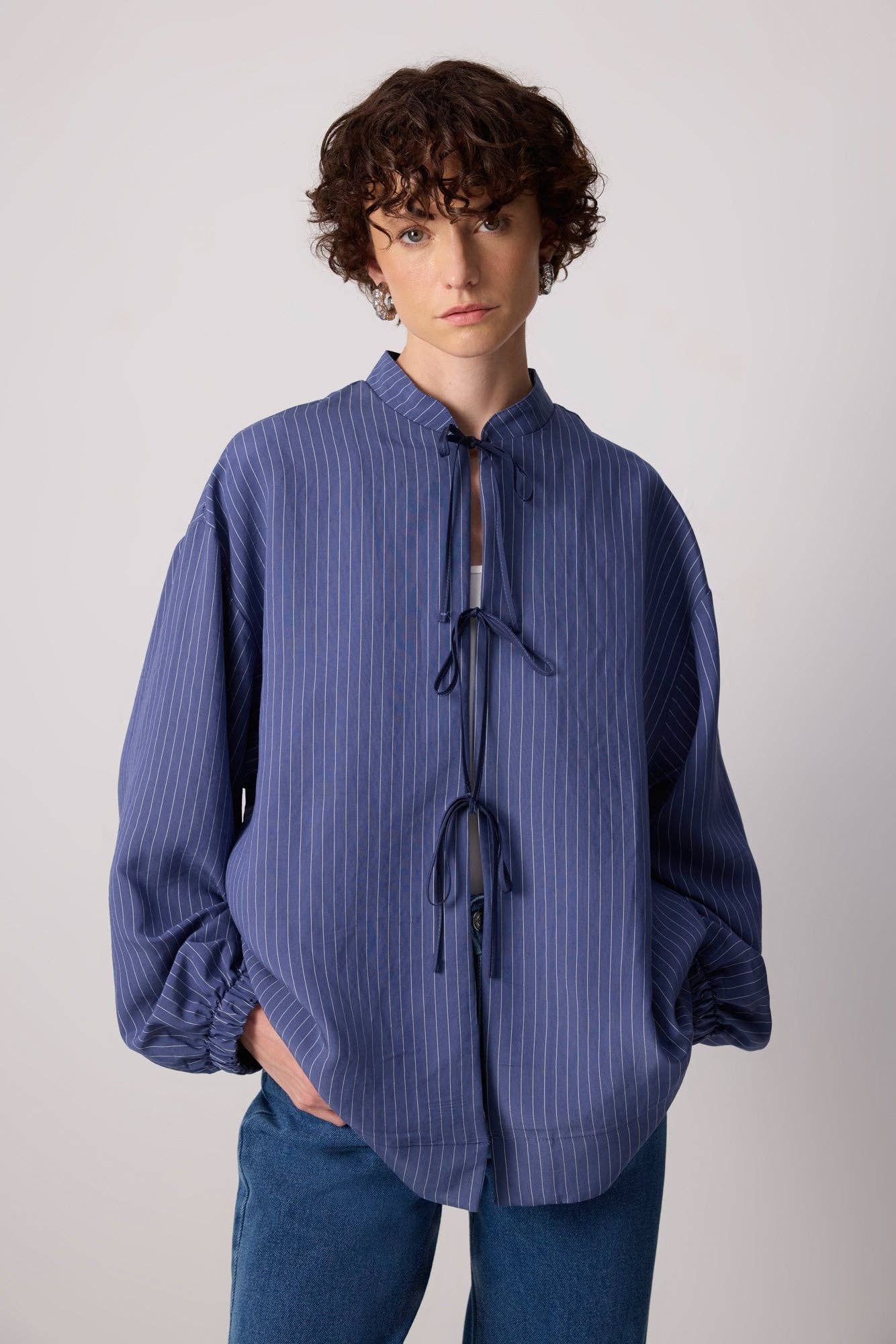 Giacca bomber in modal a righe sottili con laccetti
