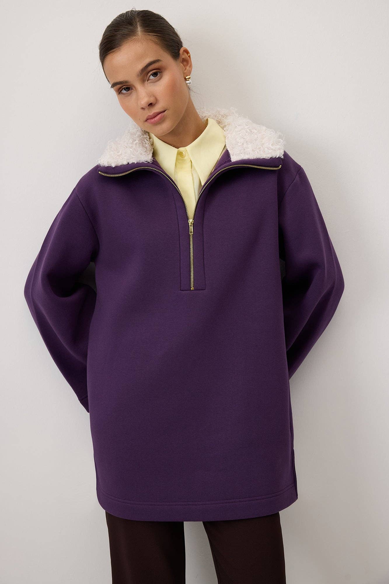 Felpa oversize viola con colletto in pelliccia sintetica