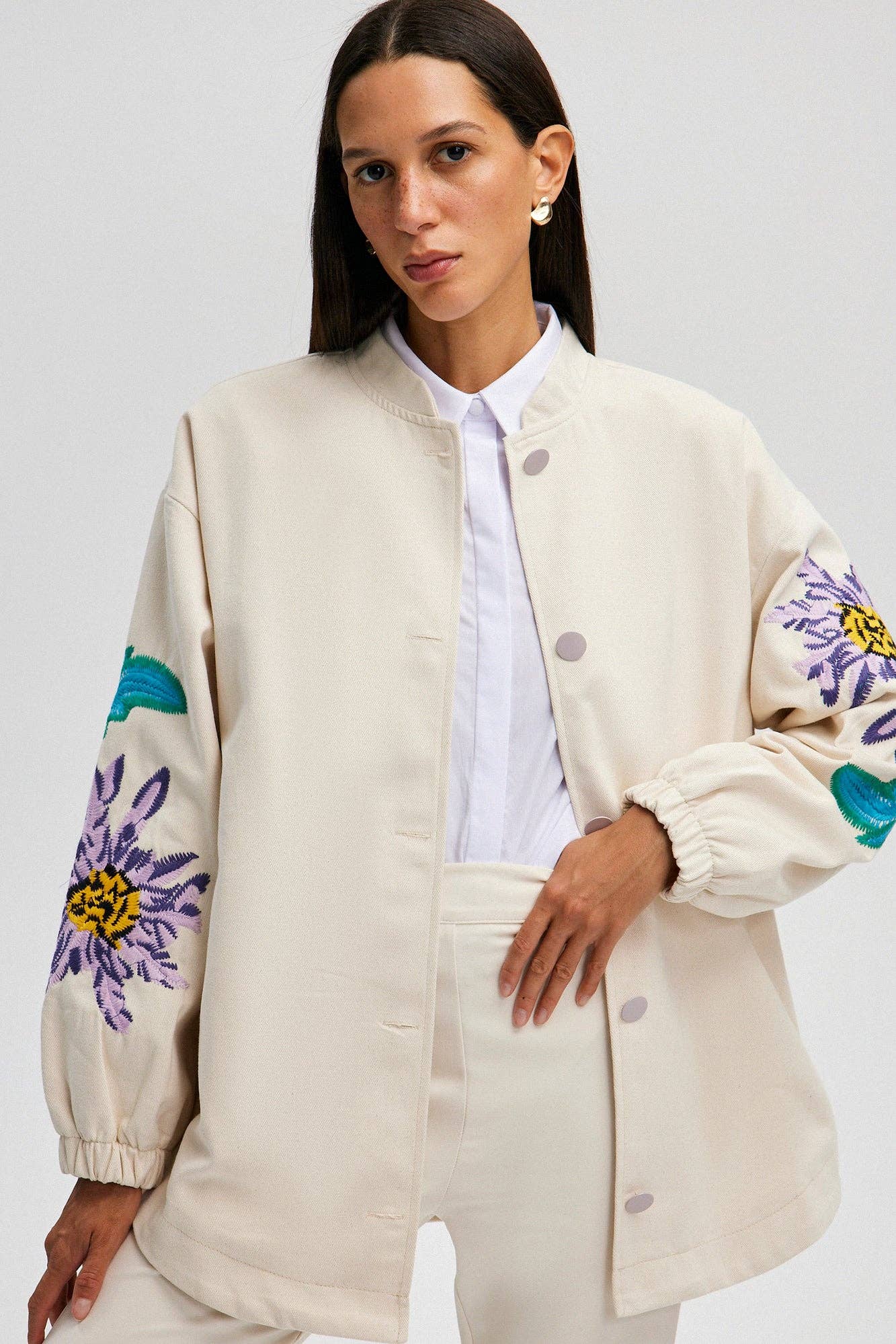 Giacca in denim naturale con ricamo floreale