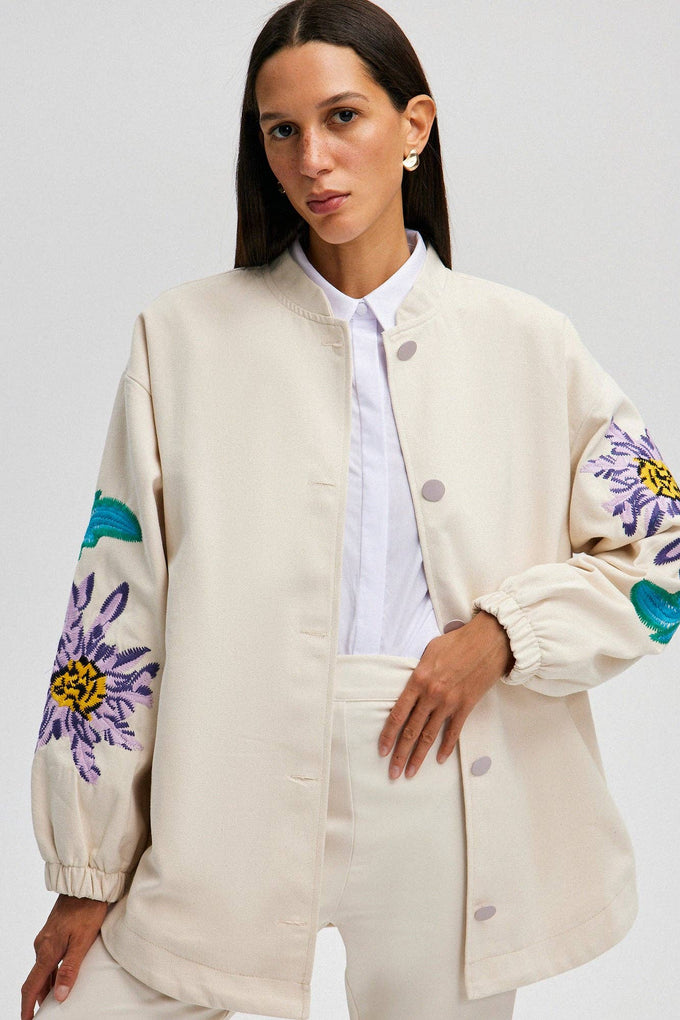 Giacca in denim naturale con ricamo floreale