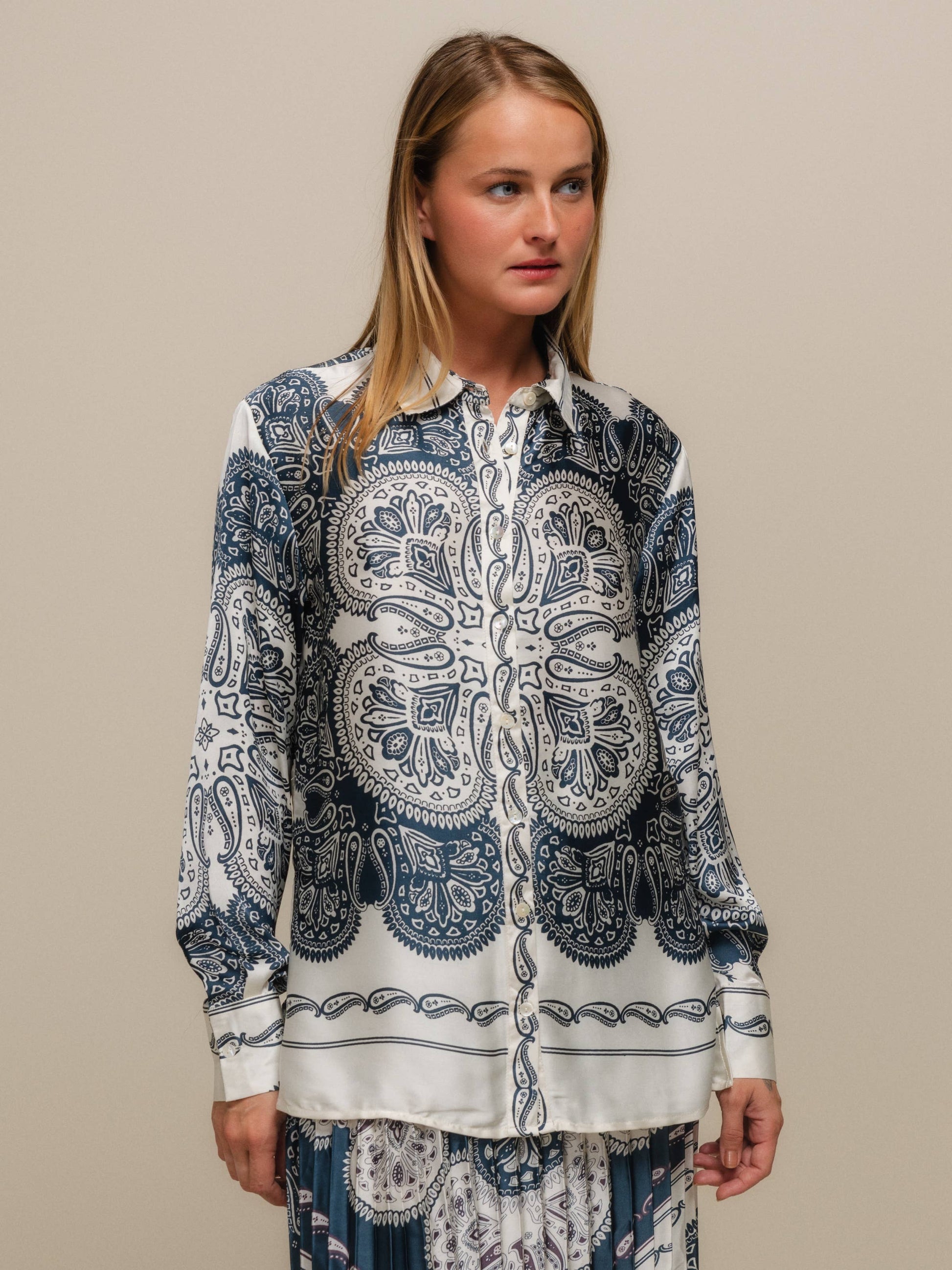 Blusa in raso stampata a taglio dritto