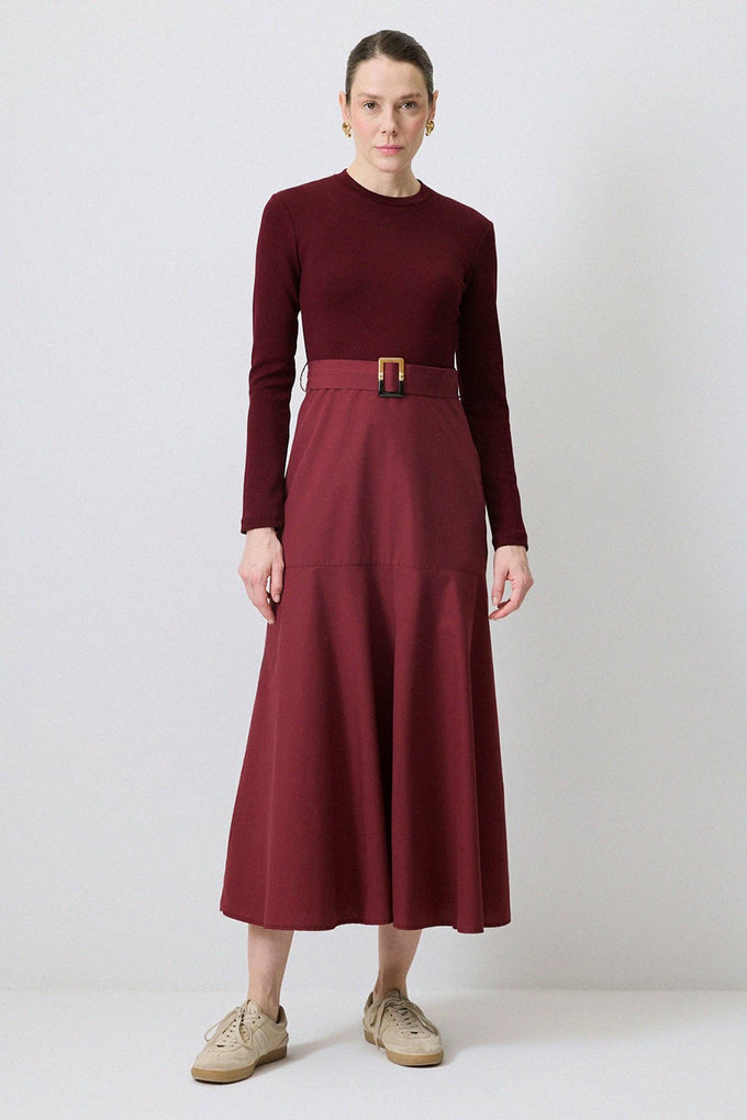 Abito midi bordeaux con cintura