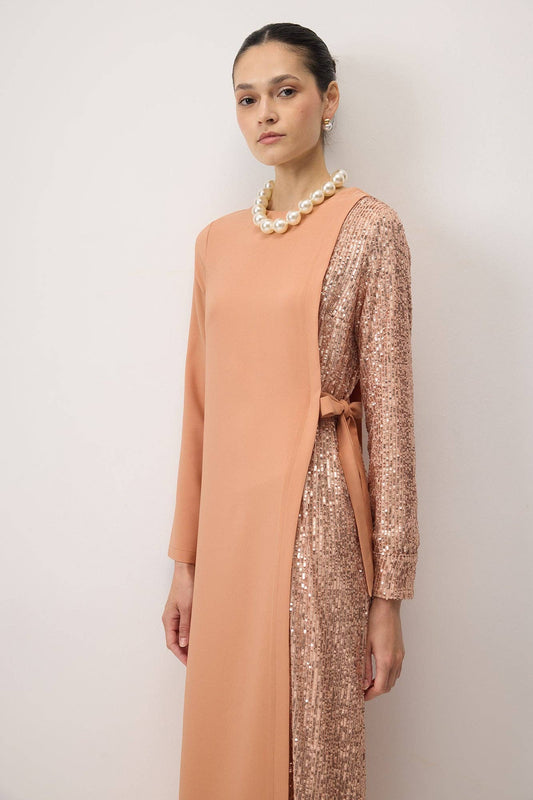 Abito in crêpe con paillettes a contrasto