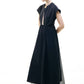 Abito elegante nero midi con scollo a occhiello e maniche a cappuccio