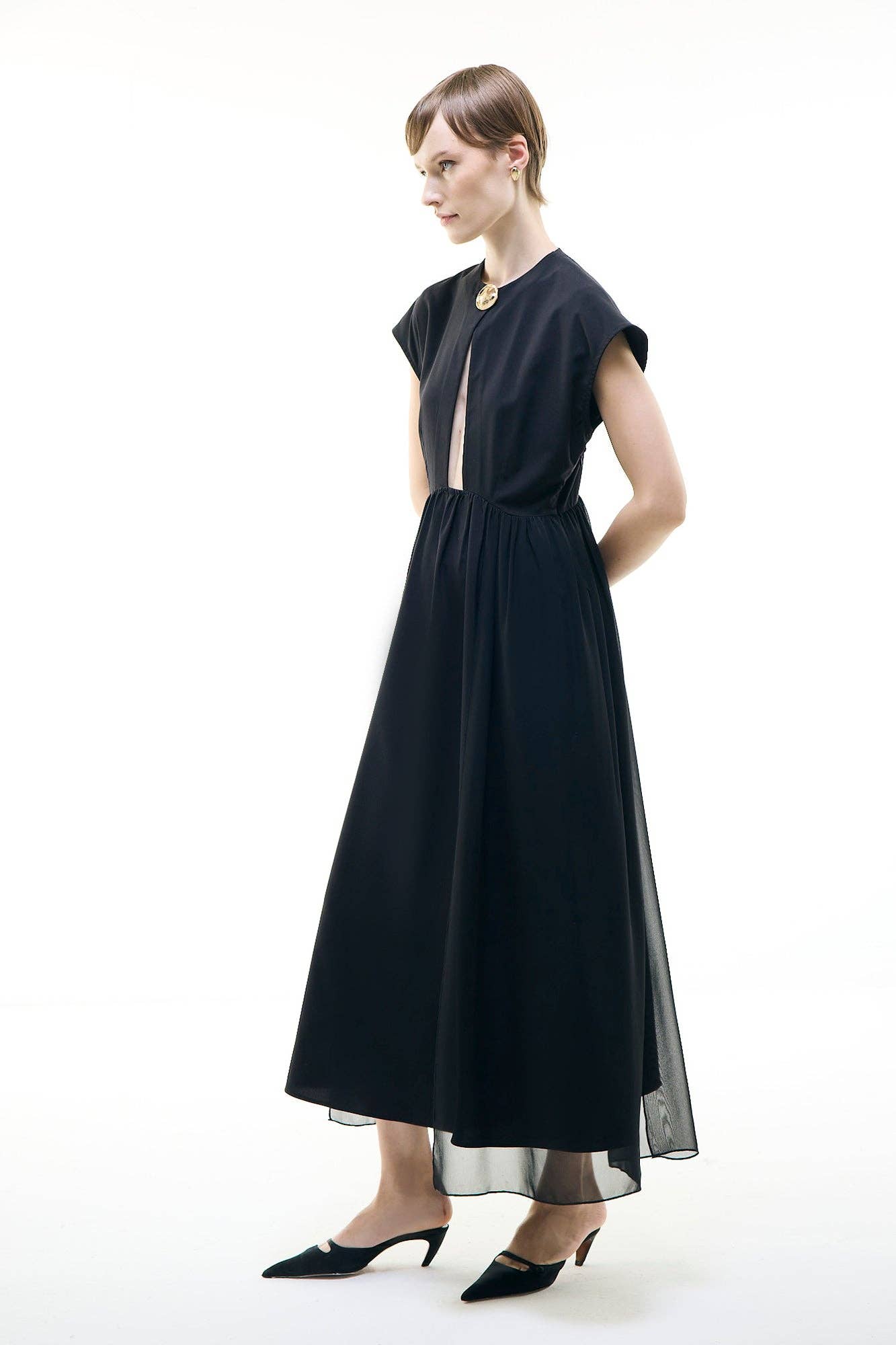 Abito elegante nero midi con scollo a occhiello e maniche a cappuccio