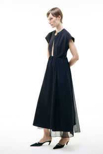 Abito elegante nero midi con scollo a occhiello e maniche a cappuccio