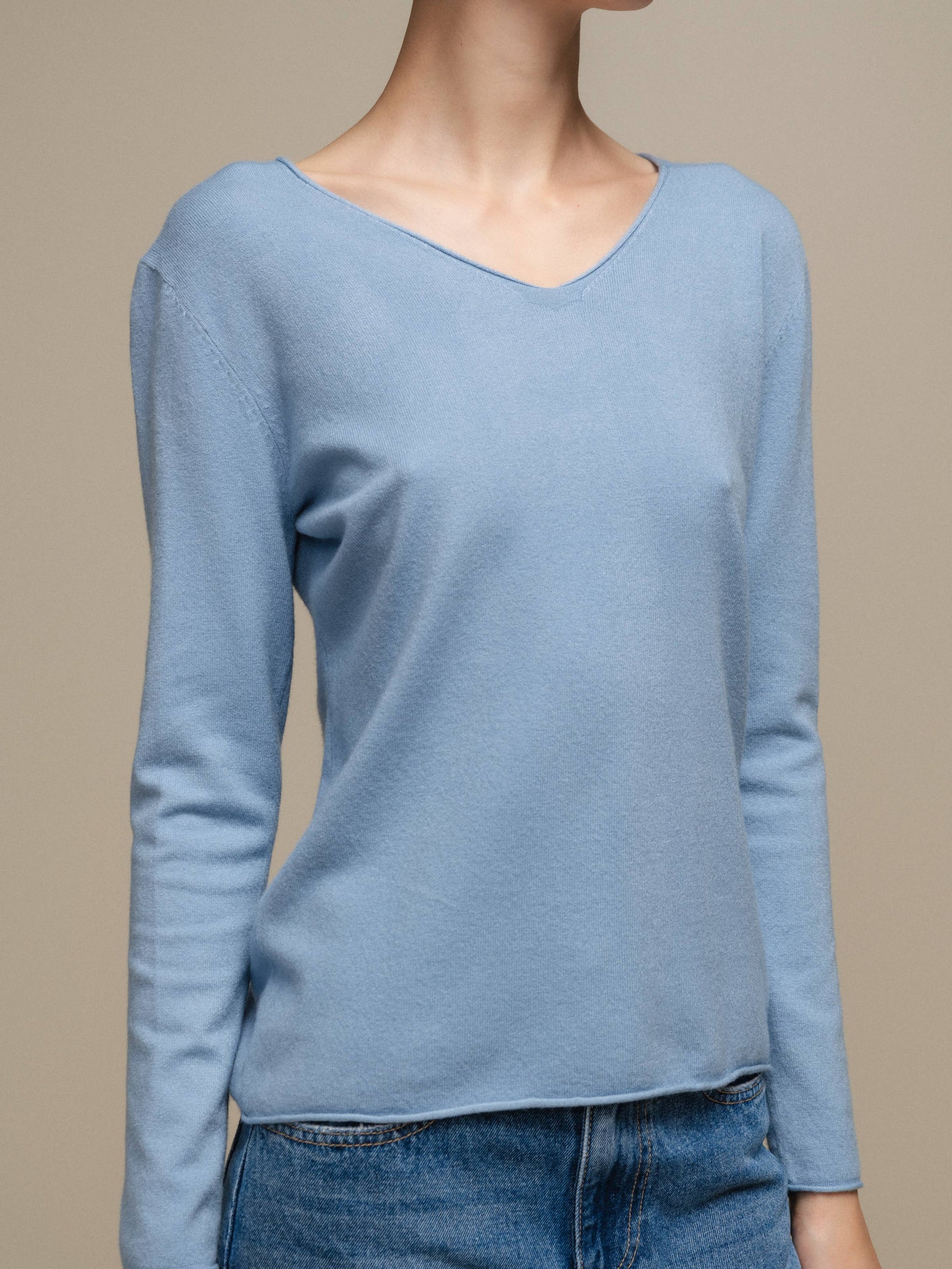 Maglione in maglia da donna con scollo a V