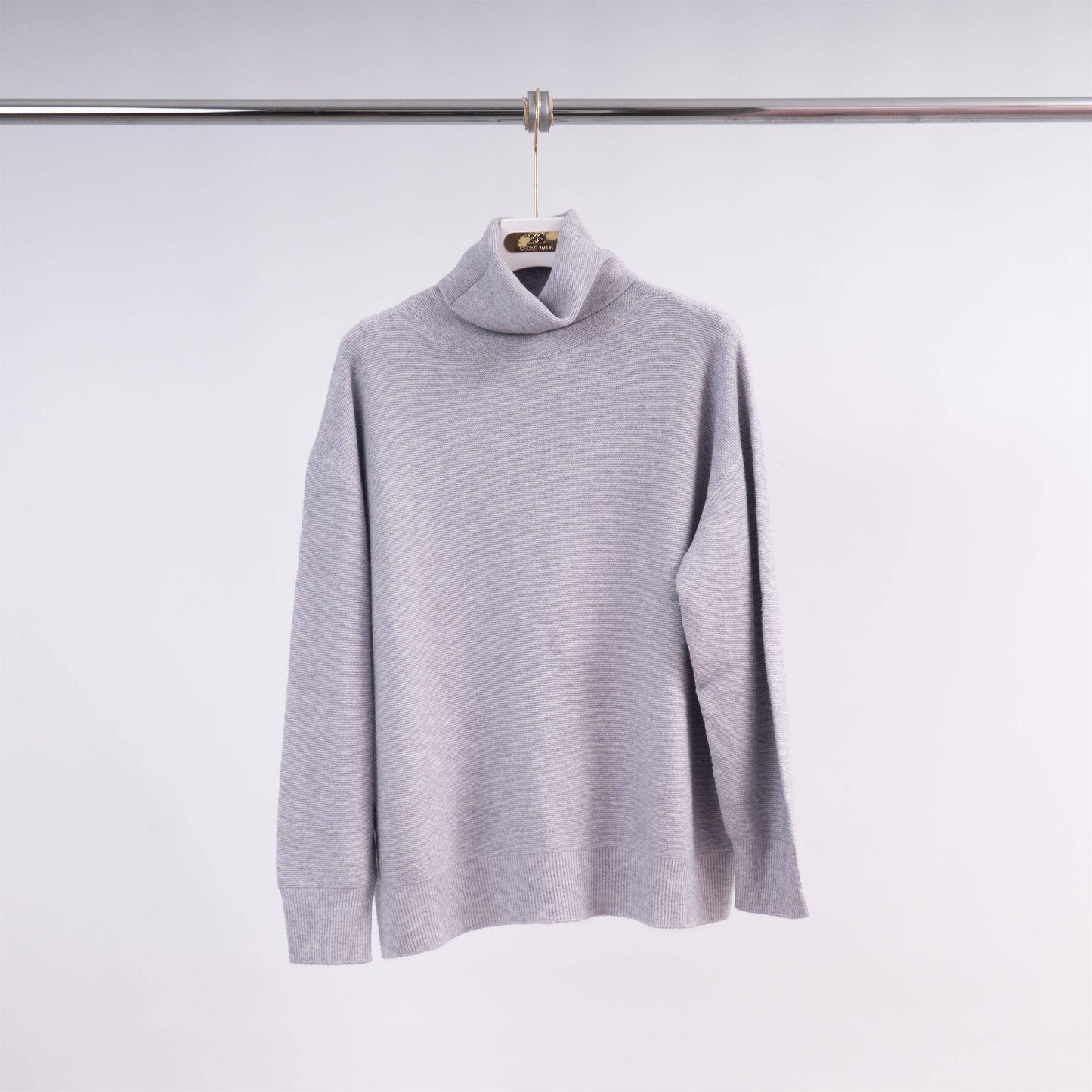 Maglione a collo alto in maglia con maniche aderenti