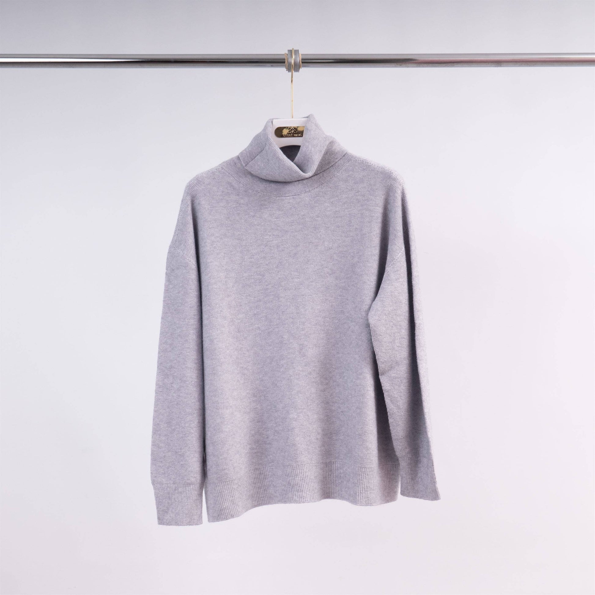 Maglione a collo alto in maglia con maniche aderenti