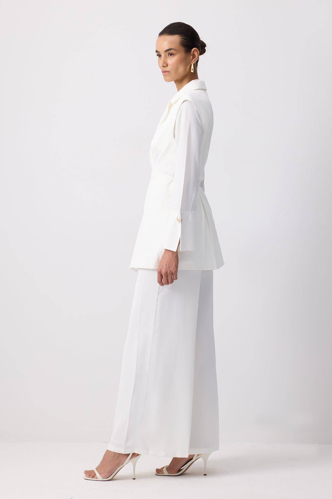 Completo ecru con blazer plissettato e pantaloni palazzo con cintura