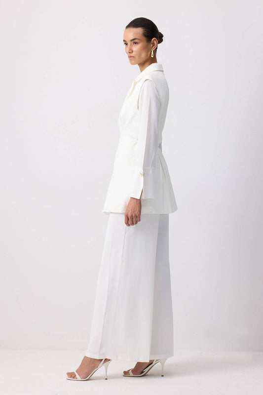 Completo ecru con blazer plissettato e pantaloni palazzo con cintura