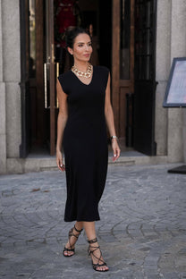 Abito midi nero con scollo a V