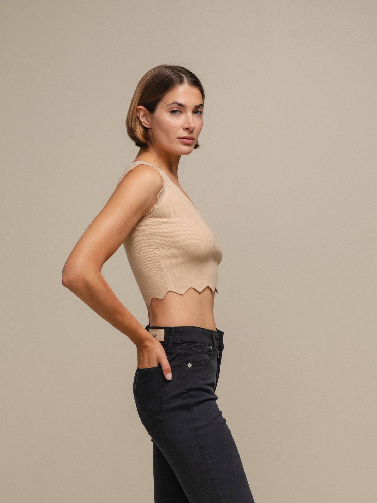Top crop in maglia a costine con bordo ondulato