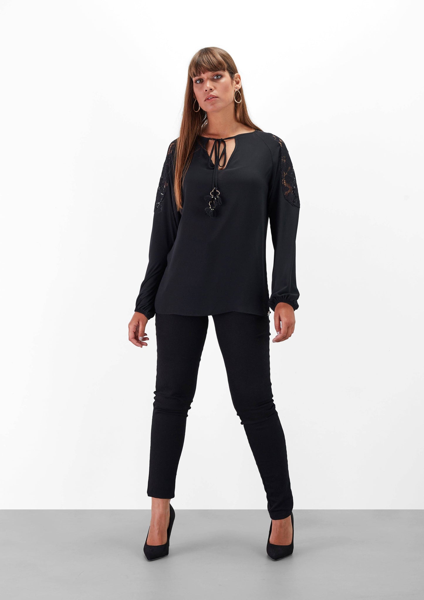 Blusa nera con inserti in pizzo e laccio al collo