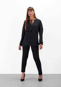 Blusa nera con inserti in pizzo e laccio al collo