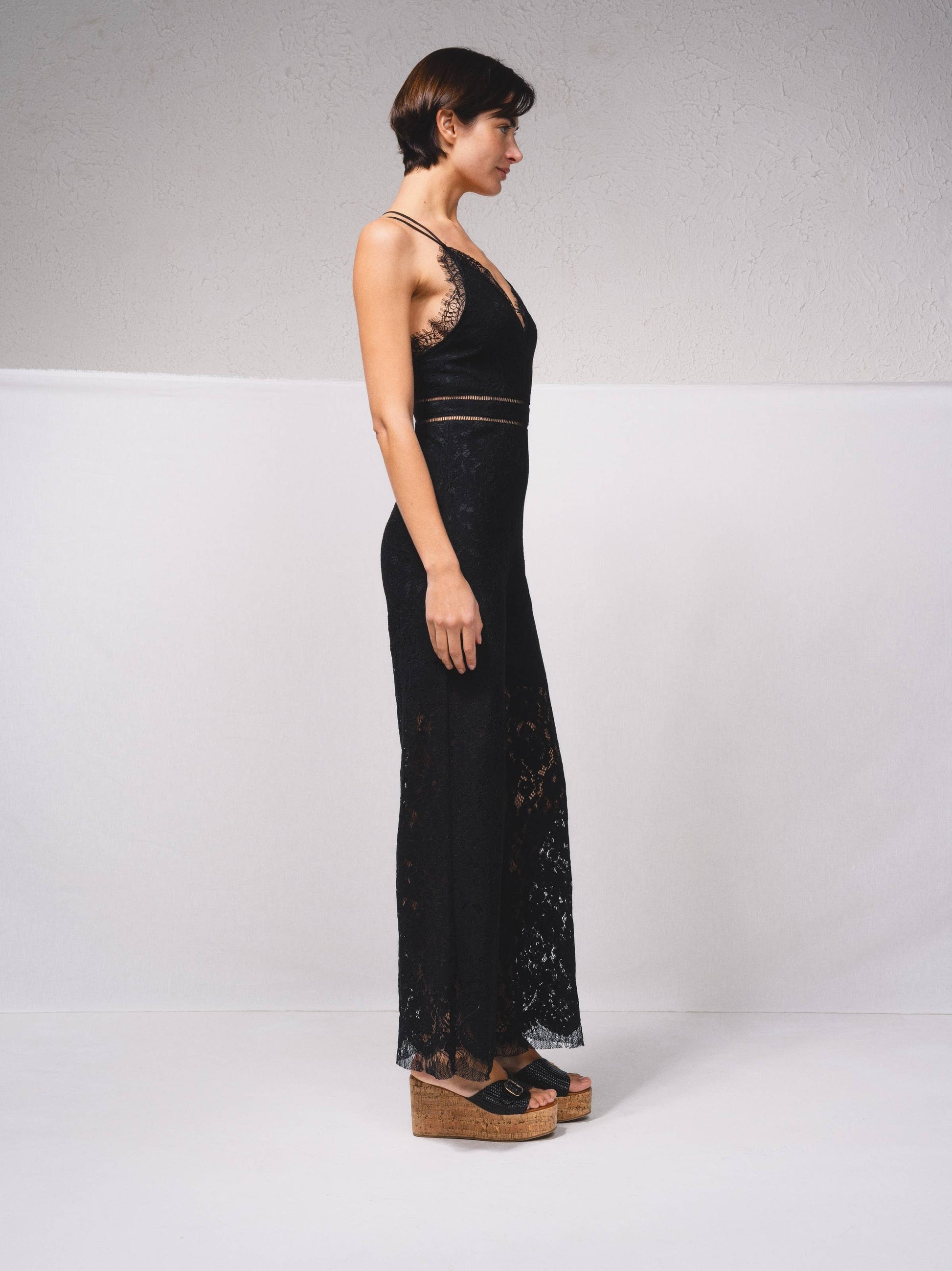 Tuta intera in pizzo con scollo a V e spalline incrociate