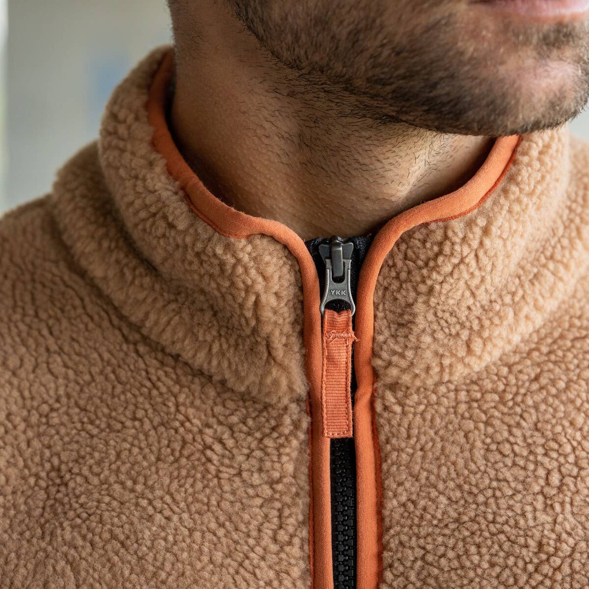 Felpa sherpa con collo zip color cammello