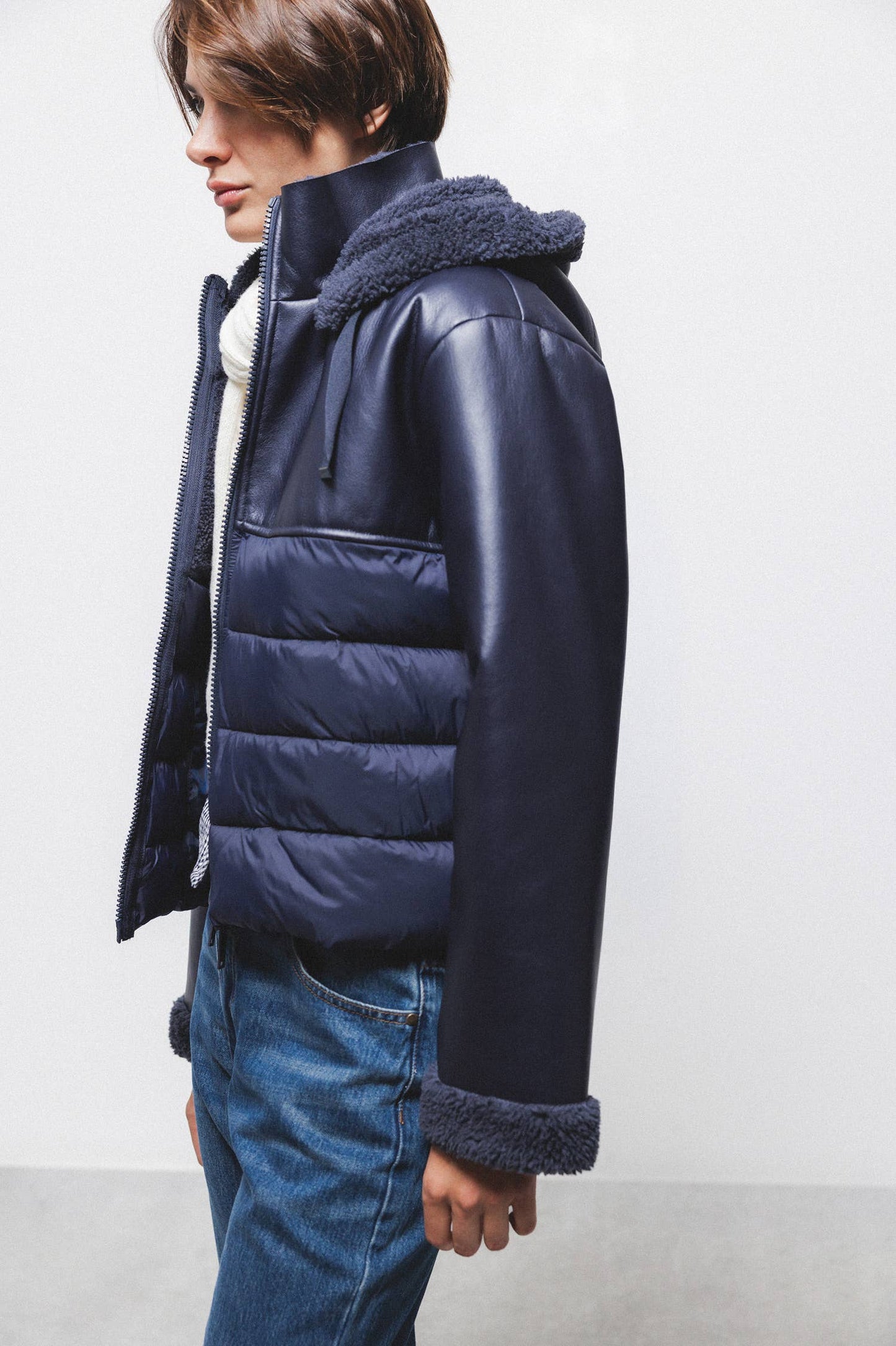 Giacca imbottita in eco-pelle con cappuccio e zip