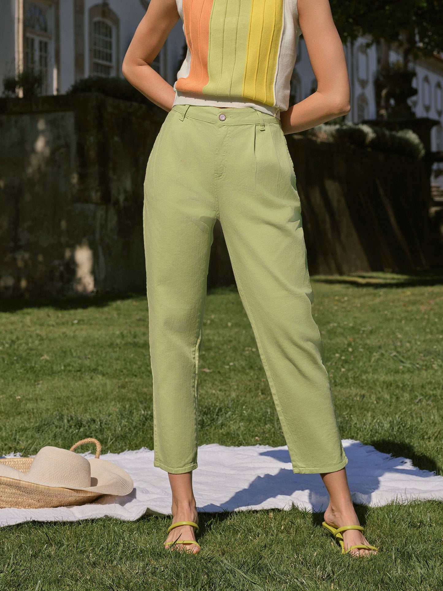 Pantaloni con pinces in cotone stretch a vita alta