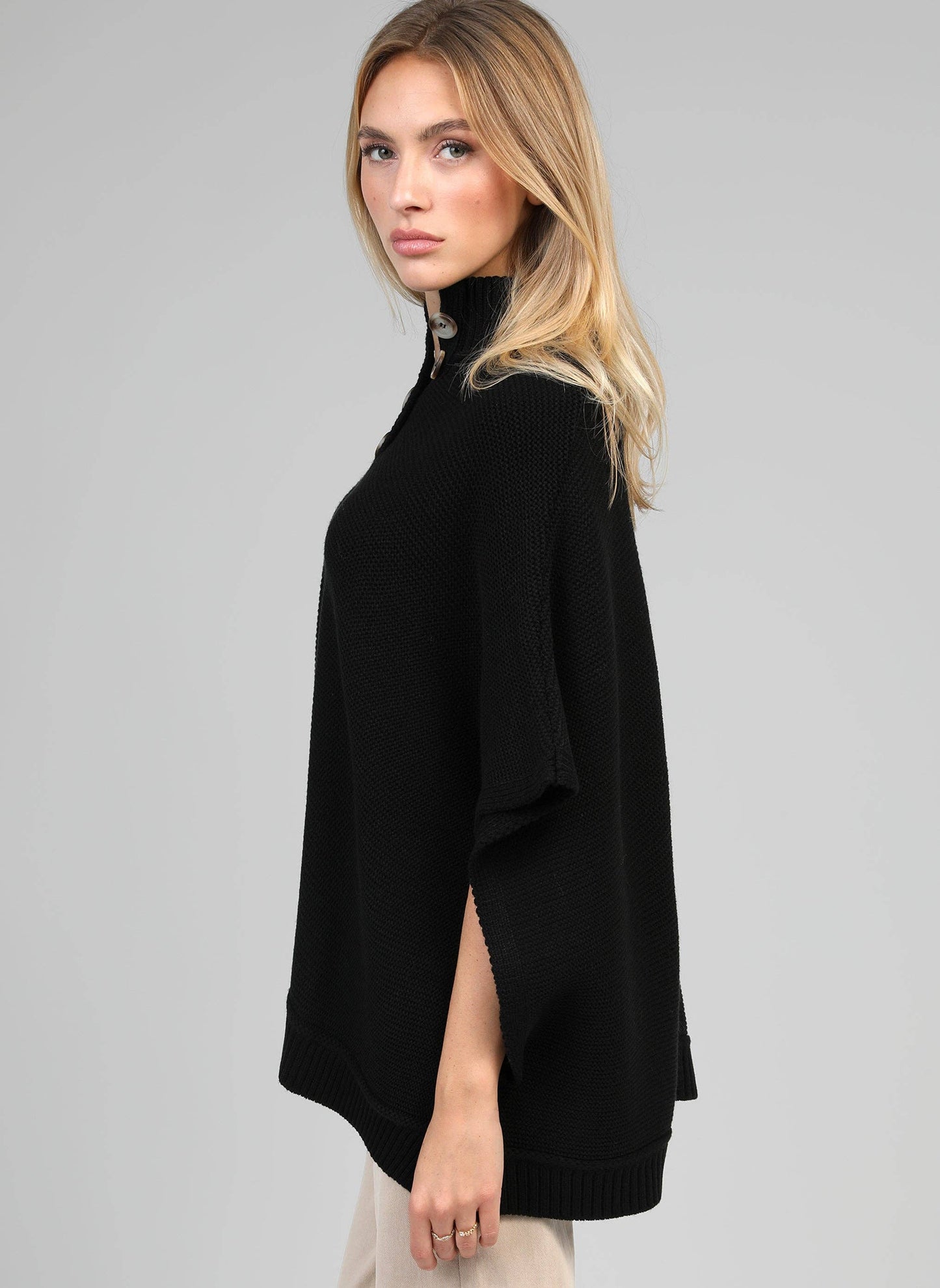 Poncho maglia nero a collo alto con bottoni