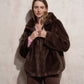 Cappotto corto in eco pelliccia con cappuccio