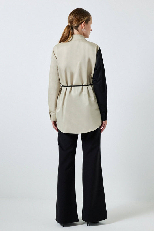 Camicia bicolore con cintura e dettaglio ad anello D