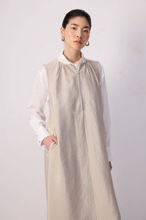 Abito lungo smanicato con zip frontale