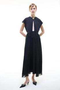 Abito elegante nero midi con scollo a occhiello e maniche a cappuccio