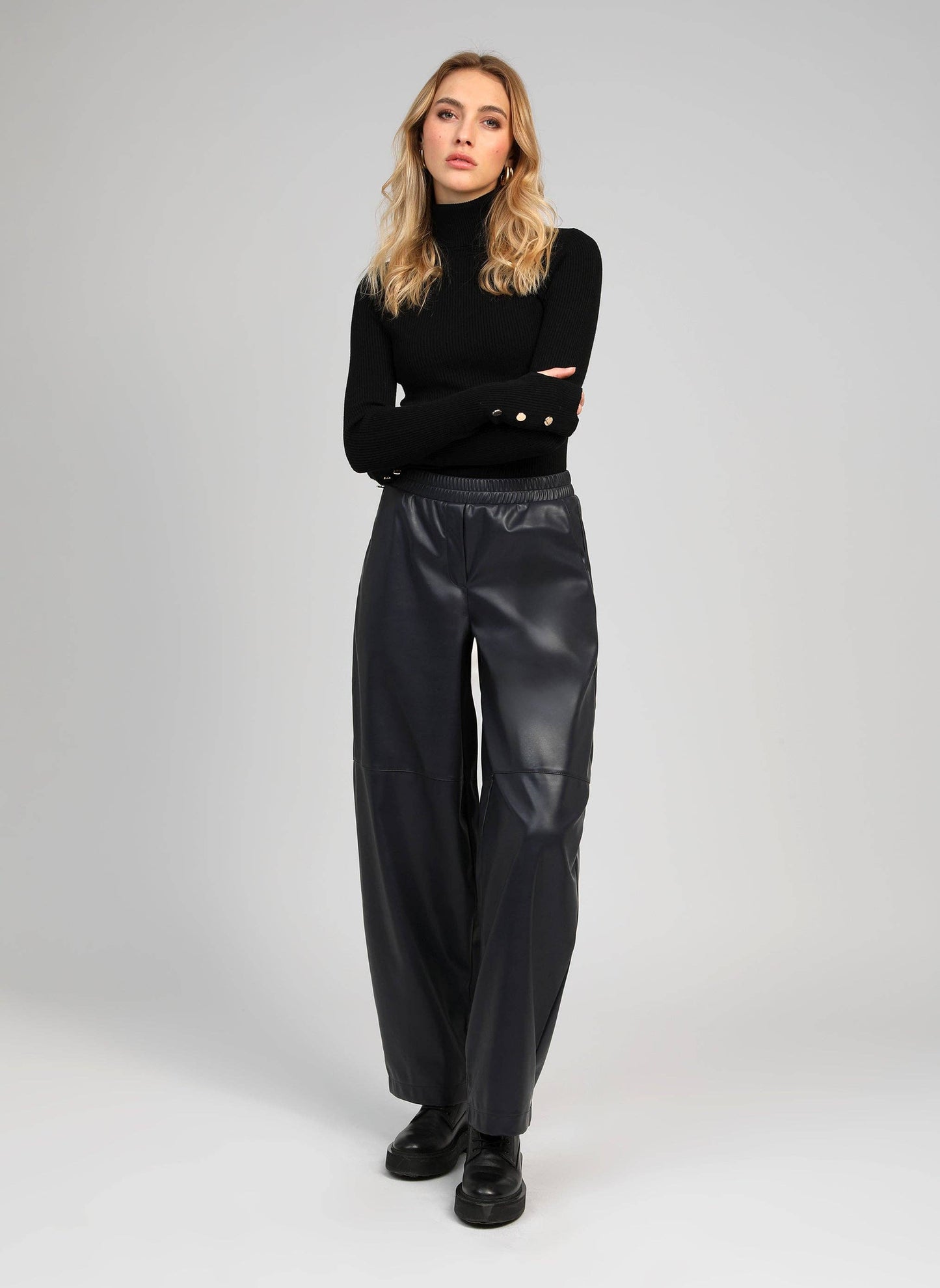 Pantaloni in similpelle blu marino a gamba ampia