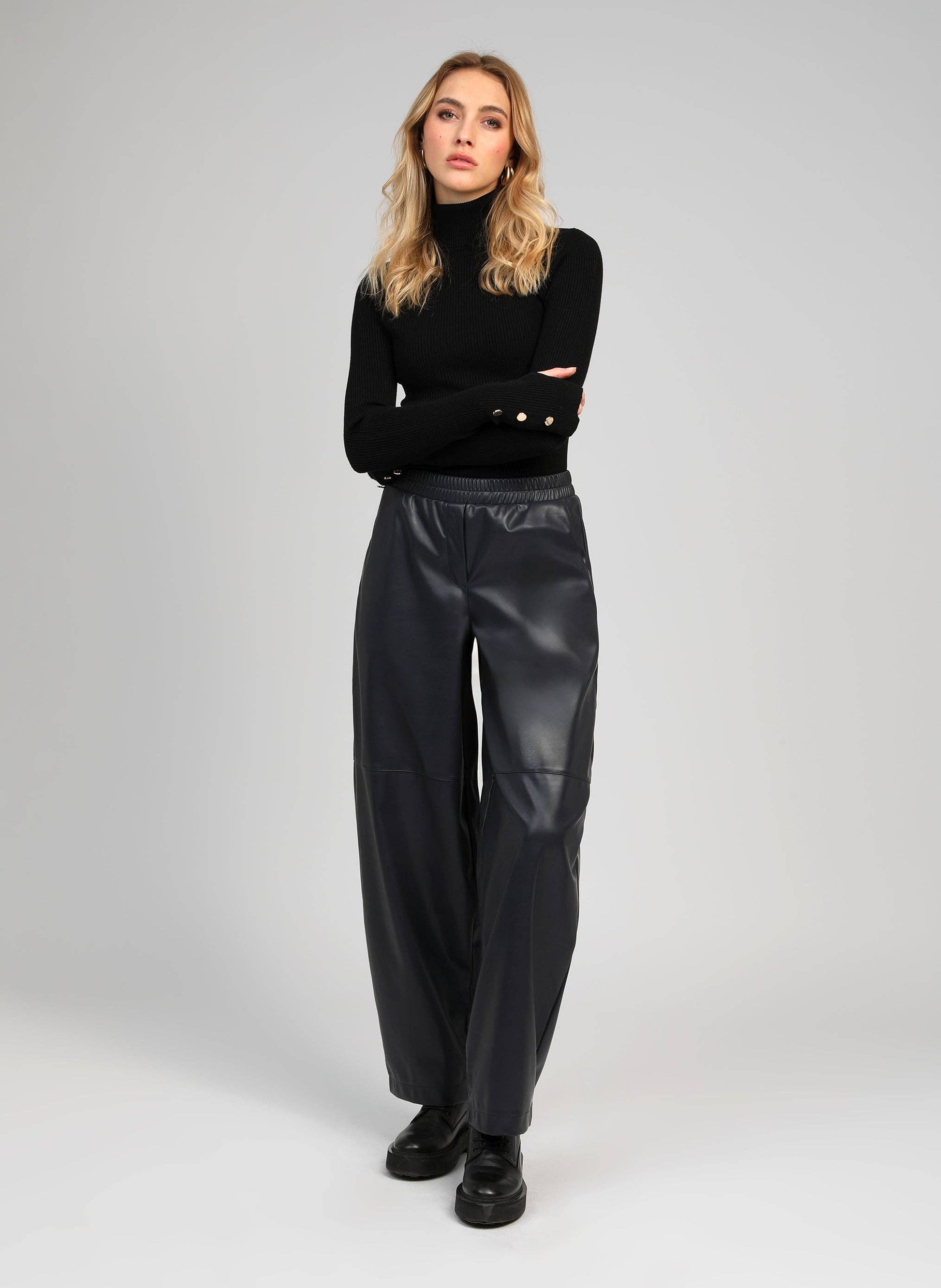 Pantaloni in similpelle blu marino a gamba ampia