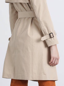 Trench in gabardine beige con cintura e colletto a quadri