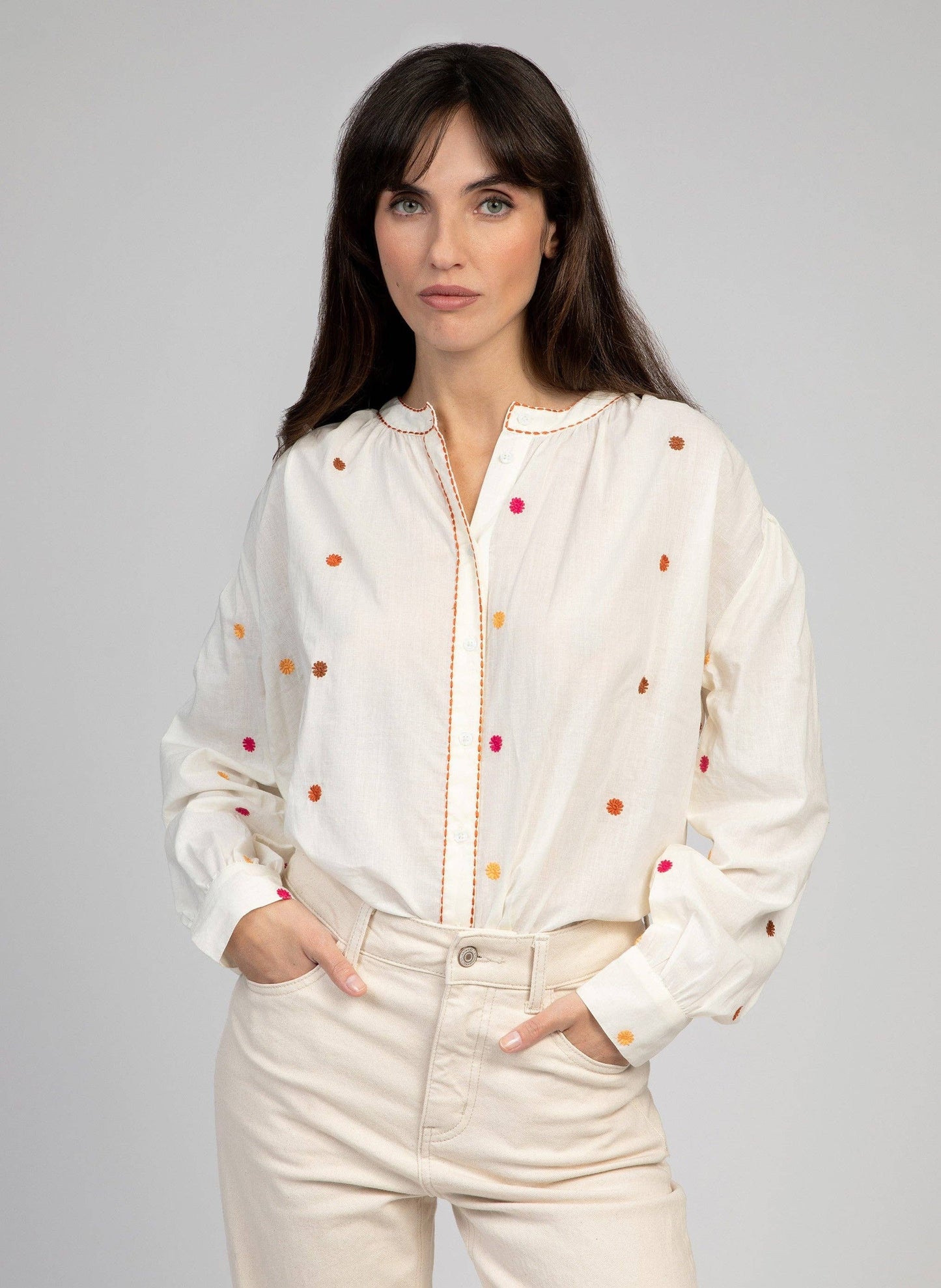 Camicia ecru ricamata a pois multicolor