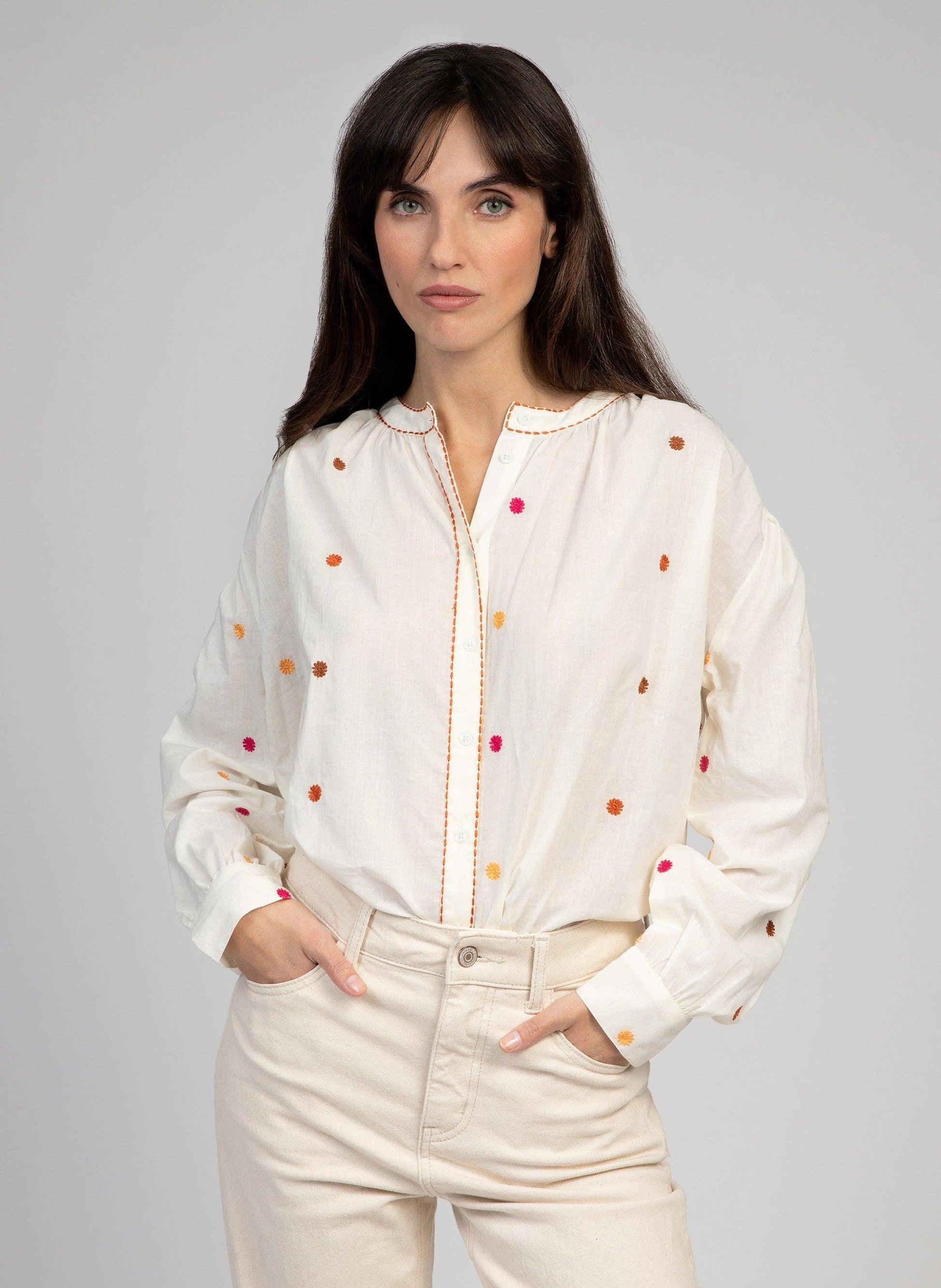 Camicia ecru ricamata a pois multicolor