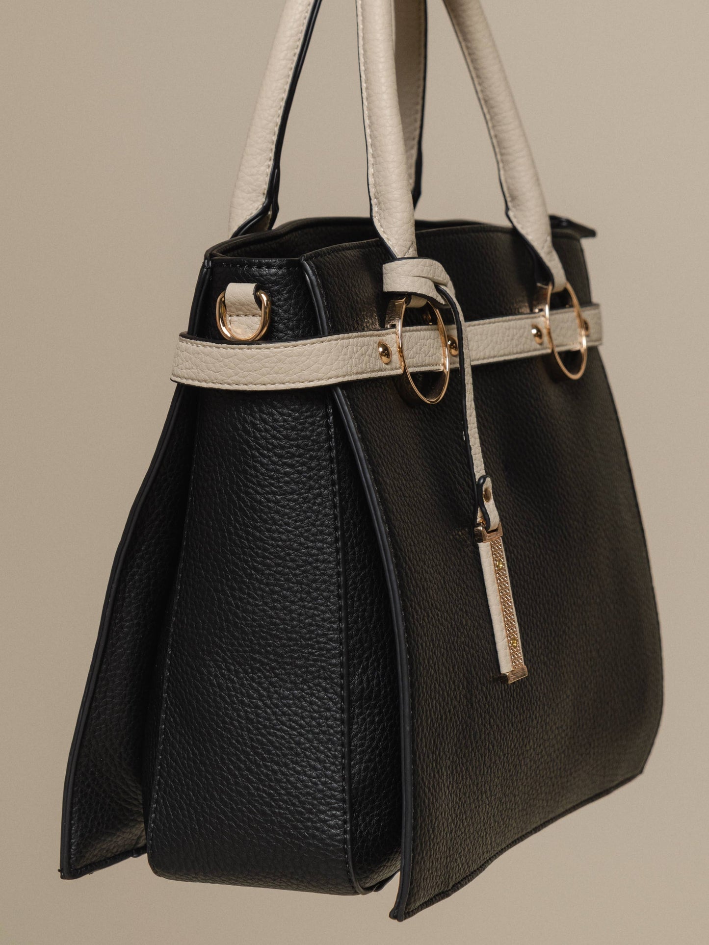 Borsa a mano in ecopelle con dettagli metallici