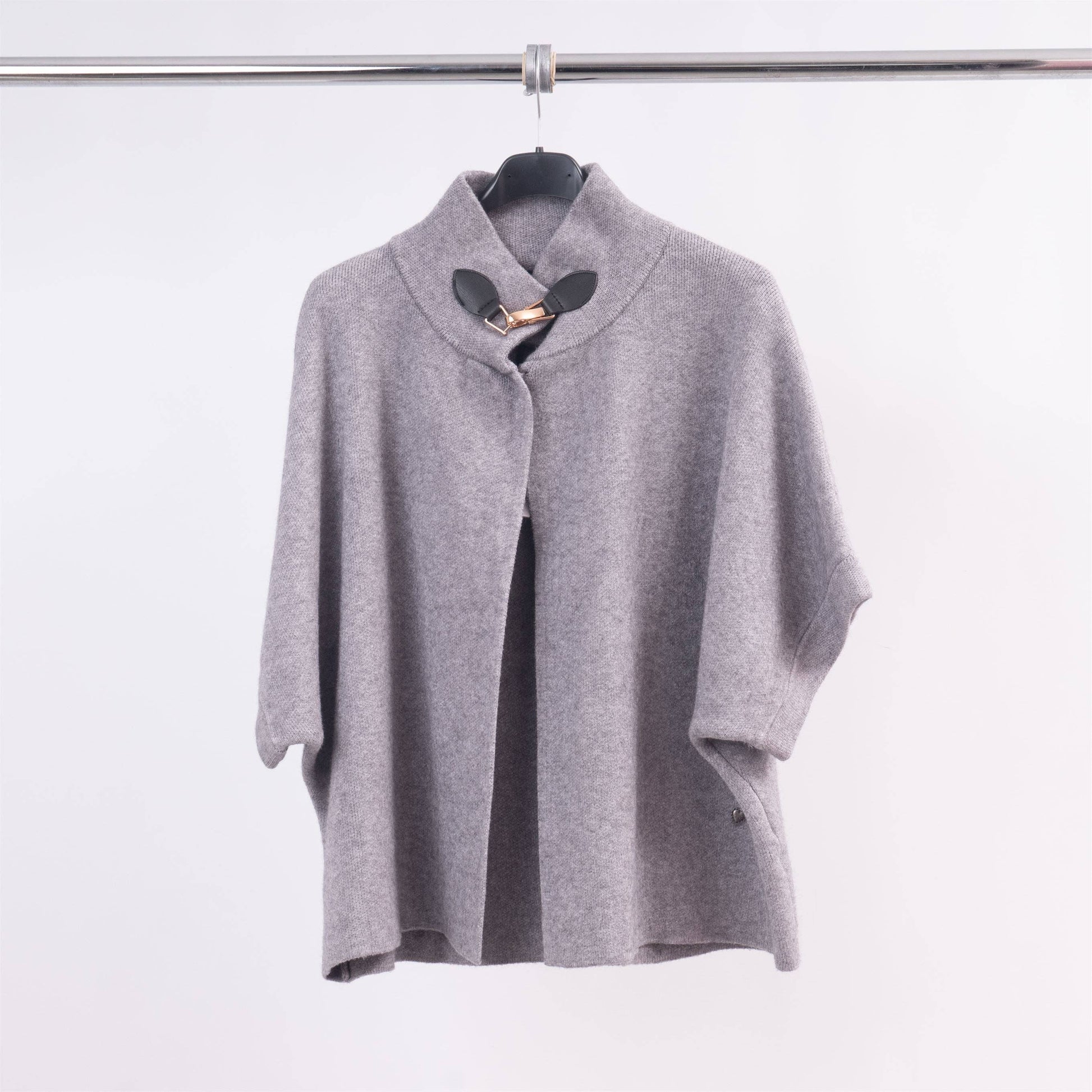 Cardigan smanicato con collo alto e fibbia decorativa