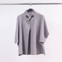 Cardigan smanicato con collo alto e fibbia decorativa